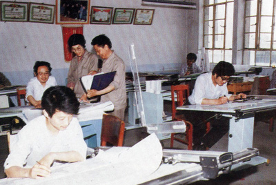 從1984年第一季度到抓管理上登記全面提高企業(yè)素質(zhì)驗(yàn)收前，采取分線檢查、總結(jié)成績(jī)、找出差距、提出措施、限期整改的方法，使各項(xiàng)工作在整頓中鞏固提高，在鞏固提高中進(jìn)行再整頓，再提高。
