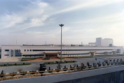 1995年5月30日，山推與日本小松株式會(huì)社合資成立小松山推工程機(jī)械有限公司