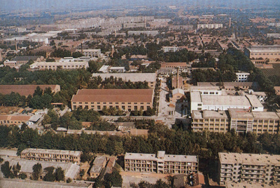 推土機(jī)總廠本部廠區(qū)。山東推土機(jī)總廠建立時(shí)，固定資產(chǎn)原值為2569萬(wàn)元，占地面積為517538平方米，建筑面積為170861平方米。