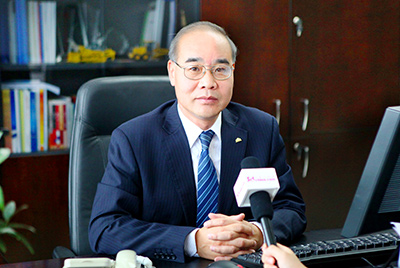 張秀文董事長(zhǎng)在接受中國(guó)山東網(wǎng)專題采訪時(shí)，就公司踐行“厚道魯商”倡樹(shù)行動(dòng)進(jìn)行回答，介紹了山推把“仁義、誠(chéng)信、厚道”的文化精髓融入到生產(chǎn)經(jīng)營(yíng)的全過(guò)程的典型做法和“誠(chéng)敬做產(chǎn)品，誠(chéng)信做企業(yè)”的經(jīng)營(yíng)理念，在工程機(jī)械行業(yè)樹(shù)立起了“厚德堅(jiān)韌”的山東國(guó)企形象